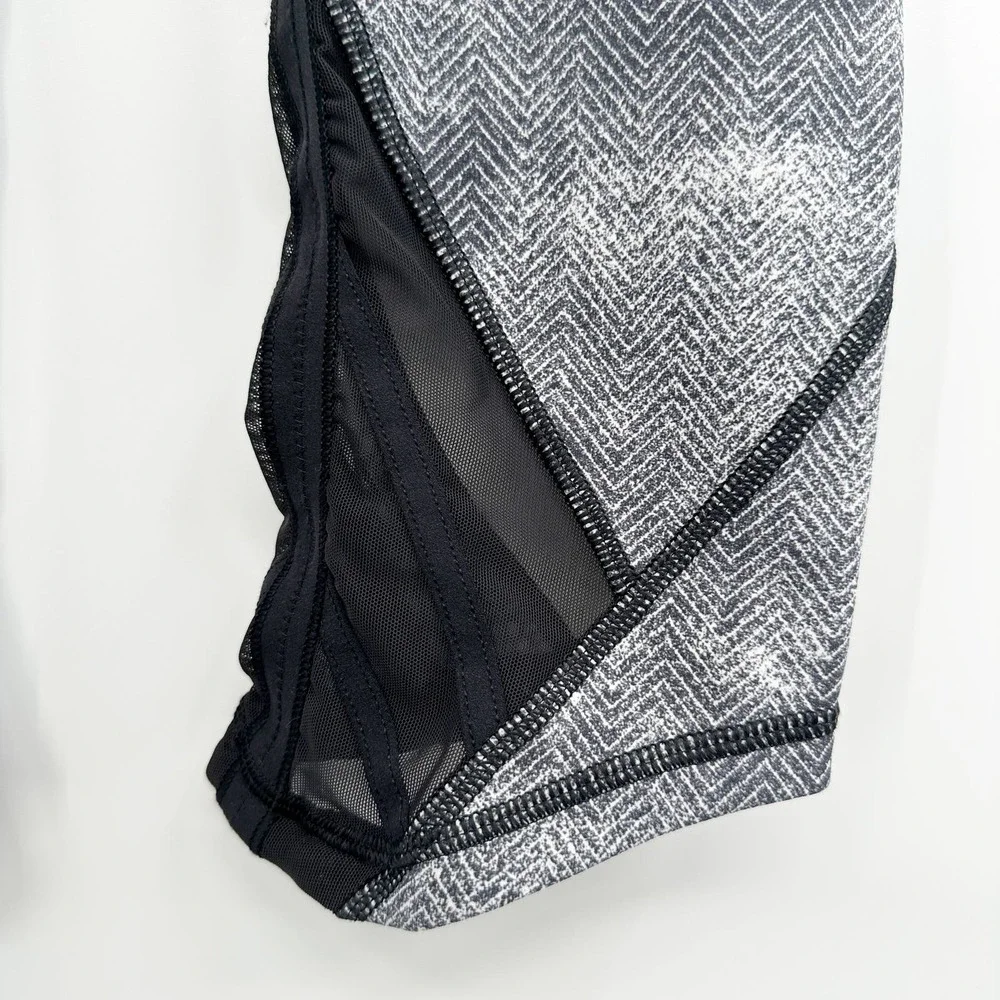 Lululemon Essential Rhythm Crop (Full-On Luxtreme)‎ in White Black Size 8